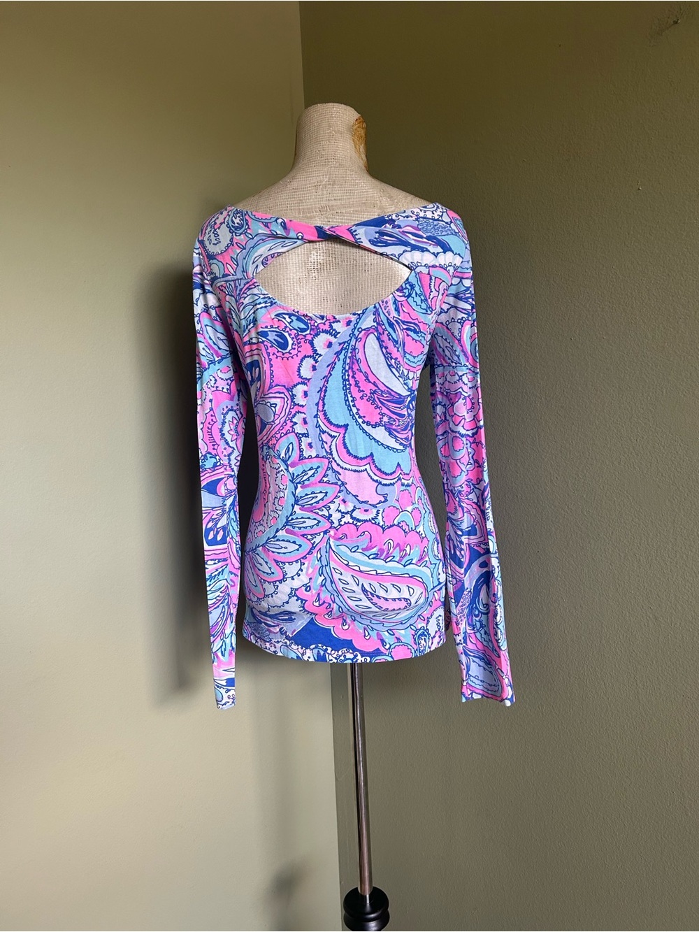 Lilly Pulitzer Stretch Pink & Blue Paisley Long Sleeve Top with Back Cutout Sz S